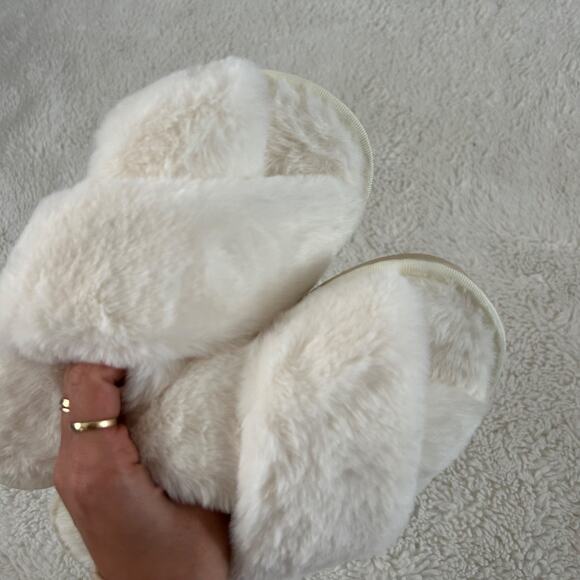 Womens White Lounging Slippers Crossband Plush Memory Sz 7-8 Sanrio Soft Core - Picture 4 of 5
